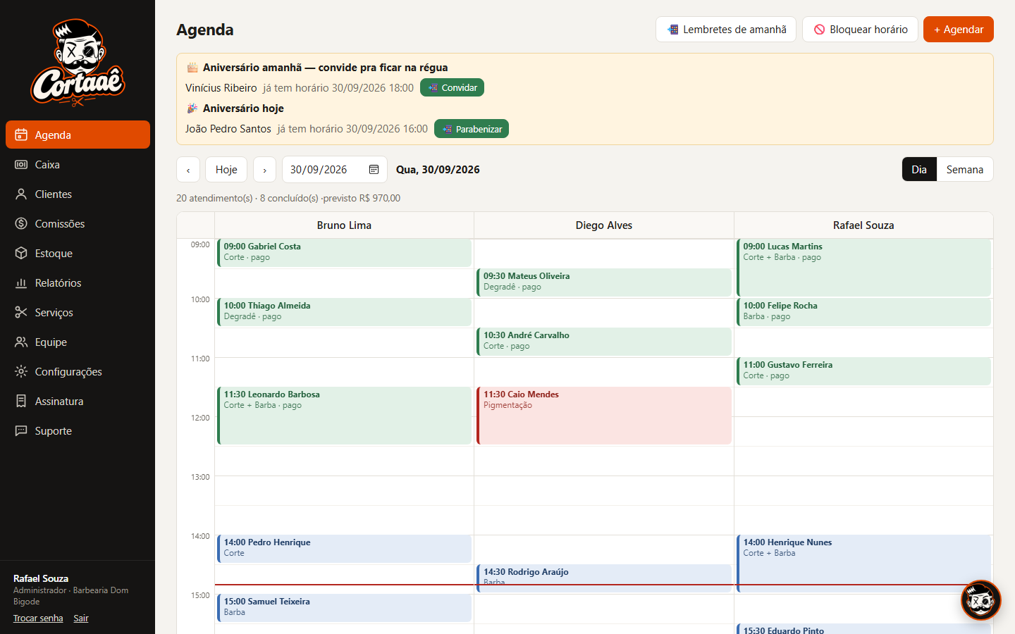 Agenda do CortaaÊ no computador: um dia com os horários de três barbeiros lado a lado